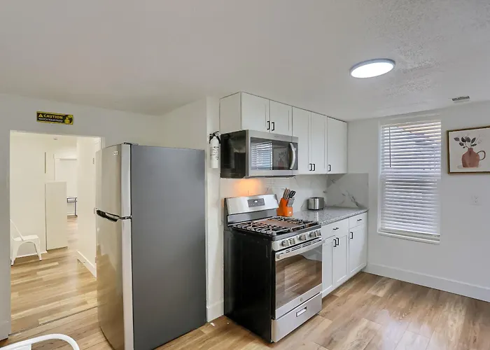 Troy Hill 2d Stylish Private Bedroom With Shared Bathroom *