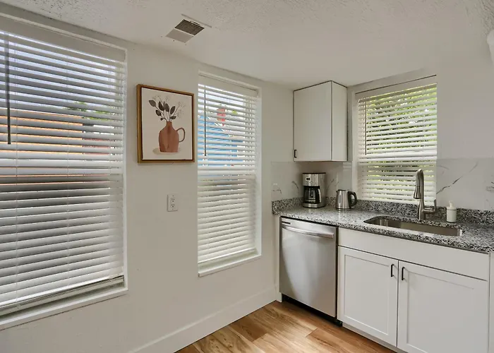 Troy Hill 2d Stylish Private Bedroom With Shared Bathroom