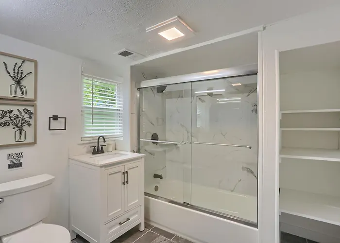 Troy Hill 2d Stylish Private Bedroom With Shared Bathroom *