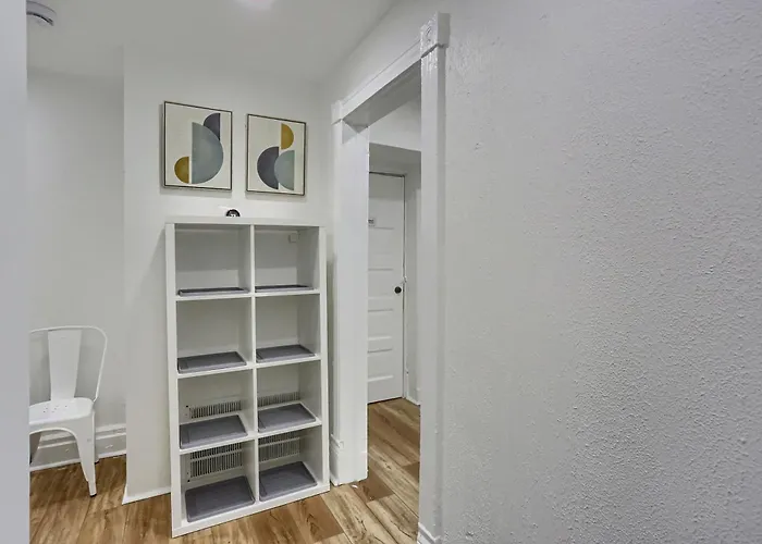 Troy Hill 2d Stylish Private Bedroom With Shared Bathroom